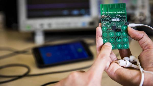Un equipo de investigadores crea un teléfono móvil que funciona sin batería