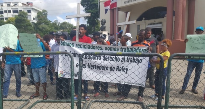 Protestan frente al Palacio Nacional “buzos” desalojados del vertedero de Rafey de Santiago