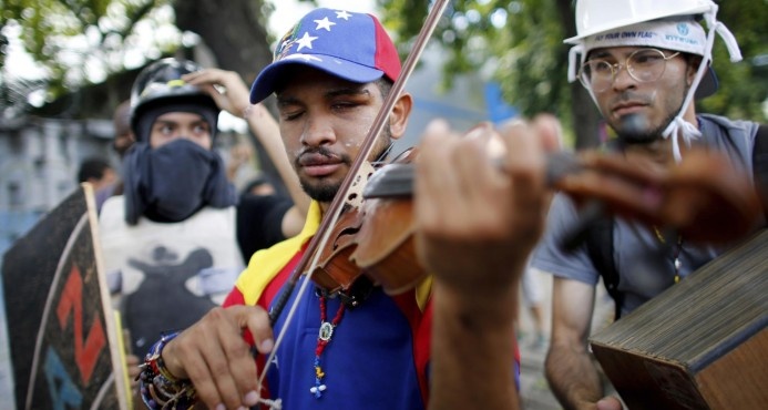 Liberan en Venezuela al violinista de las protestas