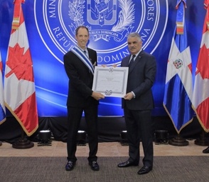 Ministro de Relaciones Exteriores Miguel Vargas impone condecoración a embajador de Canadá