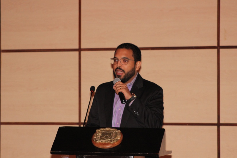 El doctor Domingo Abreu Vargas exponiendo su conferencia magistral.