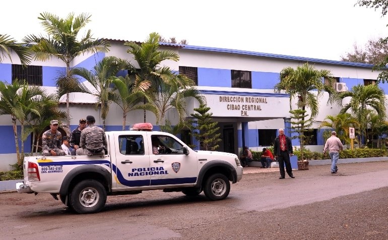 Policía busca a tres hombres por homicidio y herida a dos personas en Canabacoa
