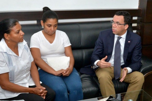 Ministro Navarro se reúne con familia de maestra se suicidó en Santiago
