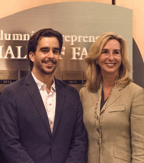 Daniel Dalet Casals, emprendedor dominicano galardonado; y Kari Healy, directora de Babson College.