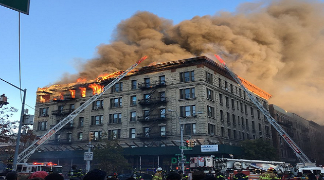 Diecisiete heridos y docenas de dominicanos desplazados por voraz incendio en edificio del Alto Manhattan
