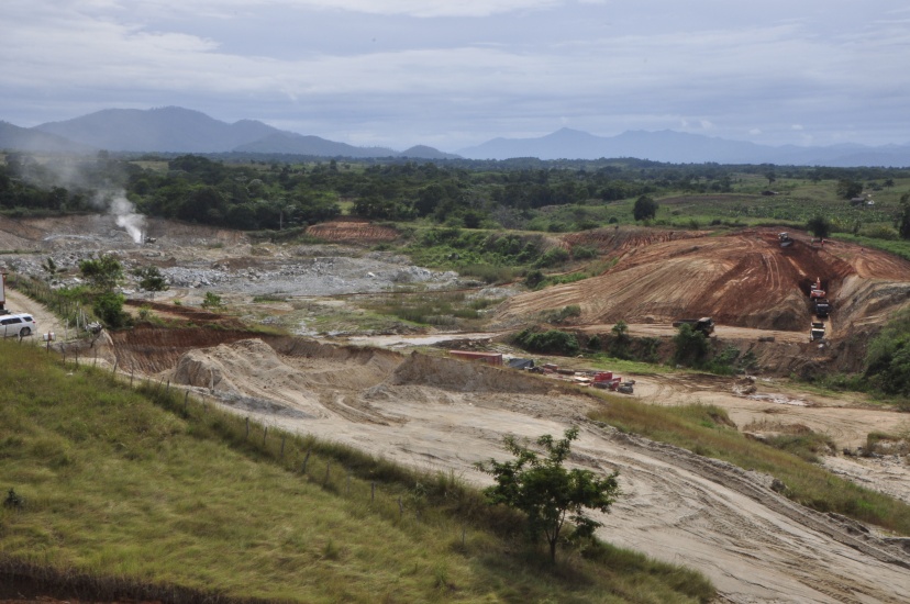 Vista parcial del área donde se construye la presa La Piña, en la provincia de Dajabón.