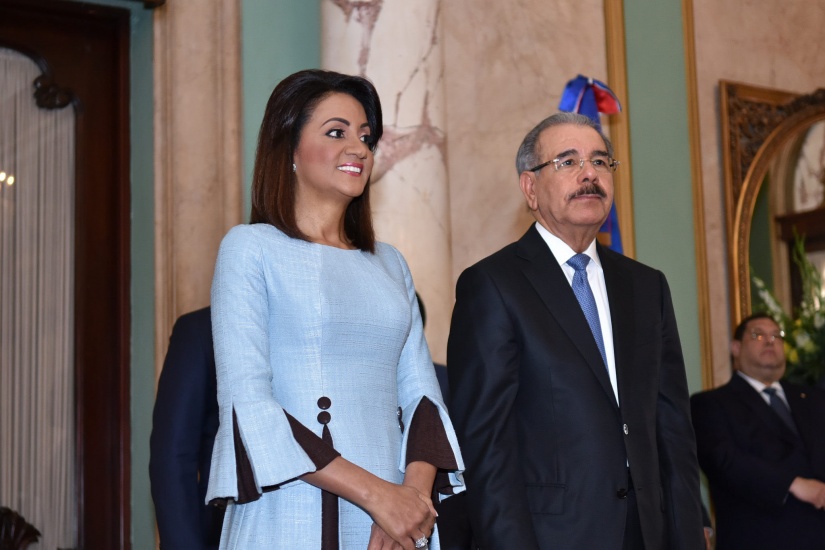 Danilo Medina recibe saludos de Año Nuevo con mucho entusiasmo; lo acompaña Cándida Montilla