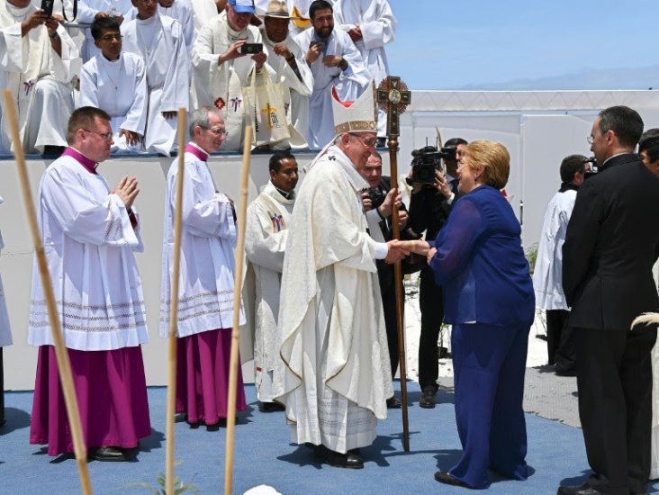 El papa Francisco se despide de la presidenta de Chile, Michelle Bachelet, antes de partir a Peru.