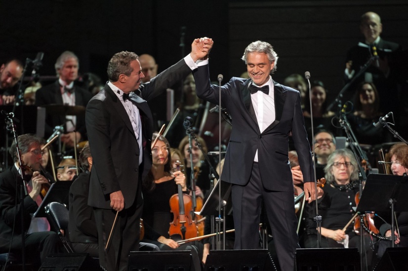 Andrea Bocelli presenta concierto a casa llena, donde destaca actuación de talento nativo