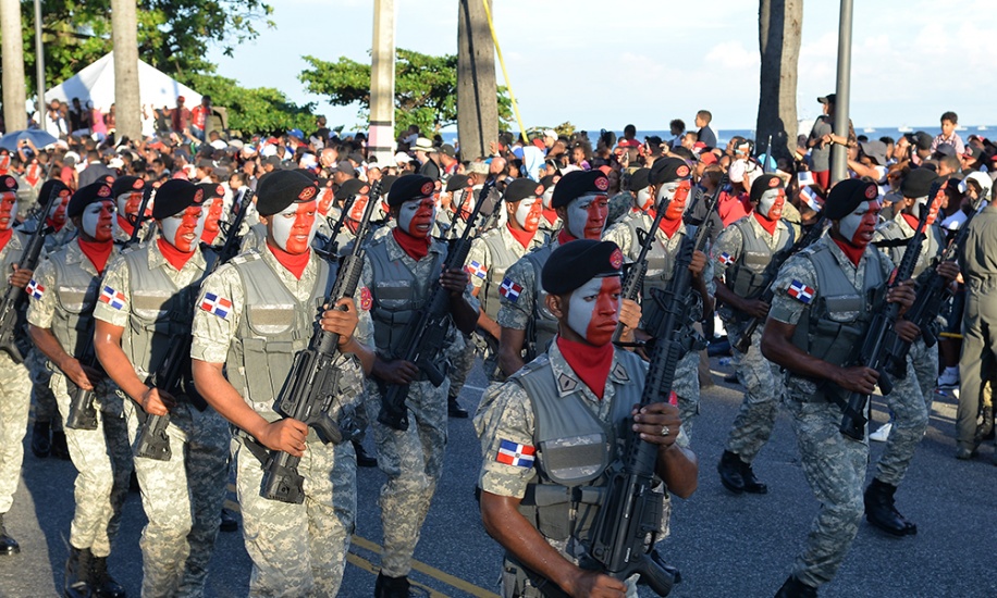 Miles acuden al desfile militar por la Independencia en el malecón de ...