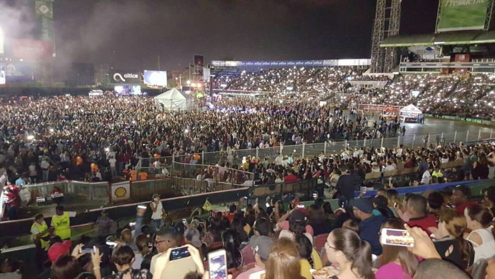 Millares acuden en tropel a escuchar las canciones de Ricardo Arjona en el Estadio Quisqueya