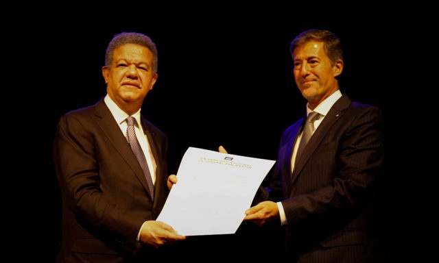 Leonel Fernández recibe el máximo reconocimiento que otorga la UNSAM.
