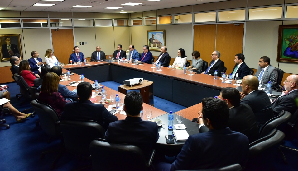 Gobernador Valdez Albizu se reúne con tesoreros de bancos múltiples y entidades financieras