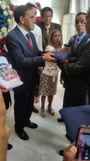 Doctor Cruz Jiminián recibe Premio Bandera Nacional del Pueblo
