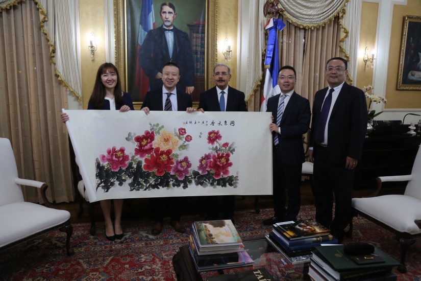 Presidente Danilo Medina recibe a ejecutivos empresa Huawei
