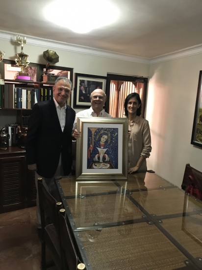 Ex Presidente de la República Hipólito Mejía recibe cuadro en tela de Nuestra Señora de la Altagracia 