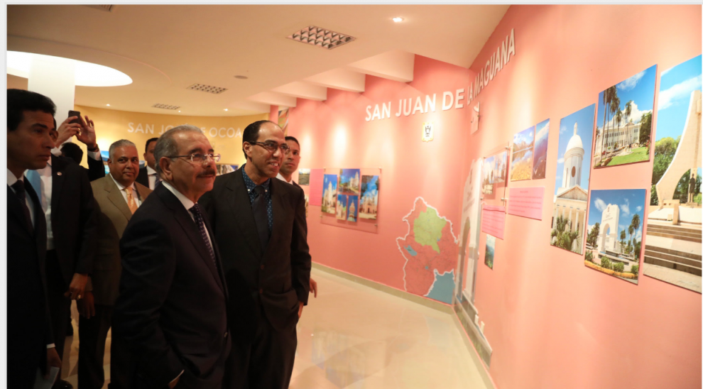 En Santiago, Danilo Medina asiste a inauguración Centro Convenciones y Cultura Dominicana UTESA