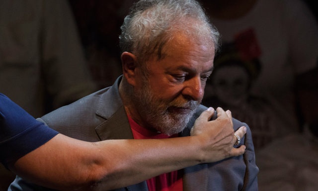 Lula se entregaría hoy tras participar de una misa