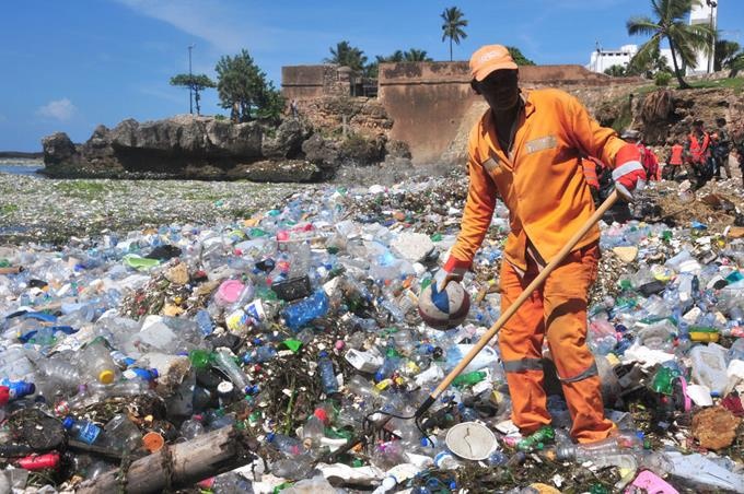 Ayuntamiento realiza operativo de recogida de basura en el Malecón 