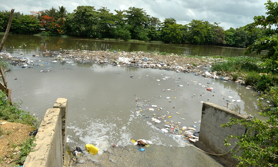 Río Isabela en el afluente, que atraviesa varios sectores del Distrito Nacional, se vierte cada día una enorme cantidad de basura