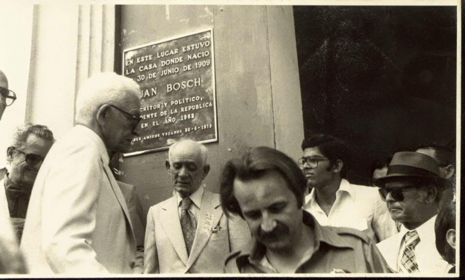 Juan Bosch frente a la residencia donde nació en La Vega, República Dominicana.