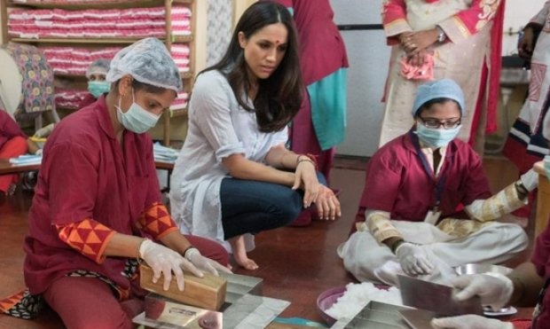 Meghan Markle colabora para mejorar higiene menstrual en mujeres de India
