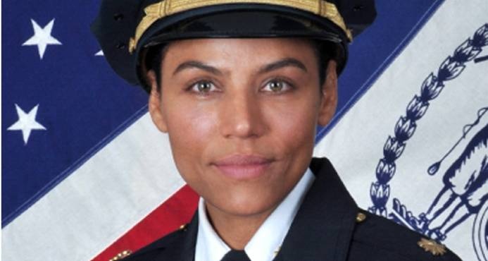 Dominicana Flerida  Veras comanda el cuartel 41 de la Policís en el Bronx, Nueva York