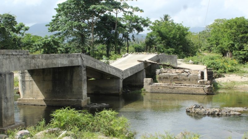 Residentes en El Batey reclaman la reconstrucción de un puente