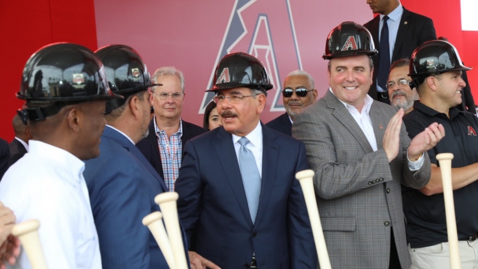 Presidente Danilo Medina asiste a primer palazo complejo Arizona Diamondbacks