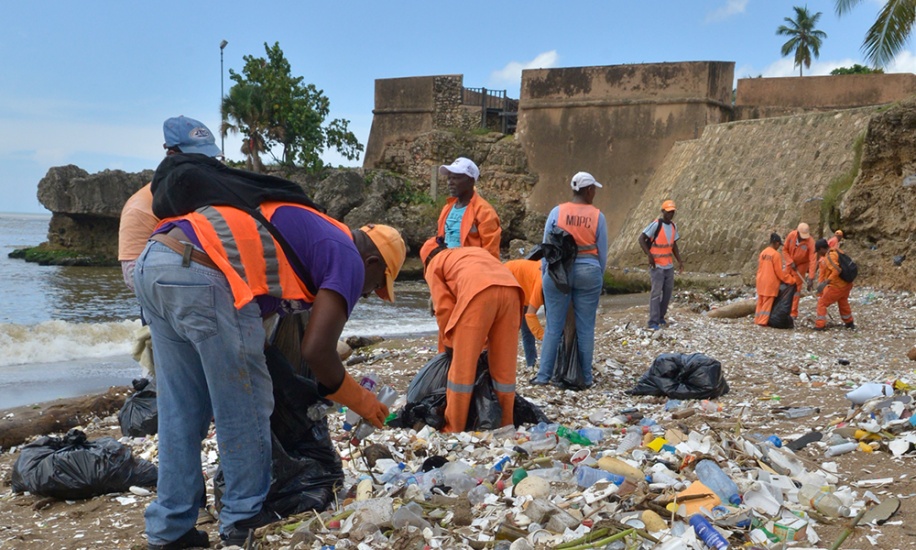Ministerio de Obras Públicas implementa operativo de a limpiaza en el Malecón