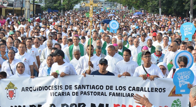 Iglesia Católica también marcho con miles de personas en contra del aborto en Santiago