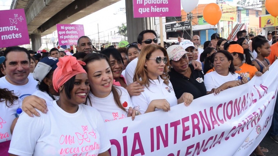 Miles de mujeres marchan en SDN contra la violencia de género