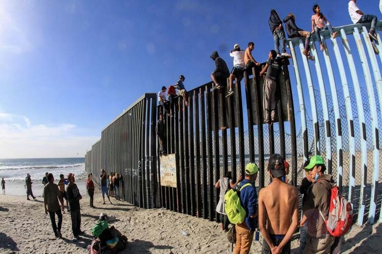 Cientos de migrantes buscan ingresar a Estados Unidos, desde Tijuana, México