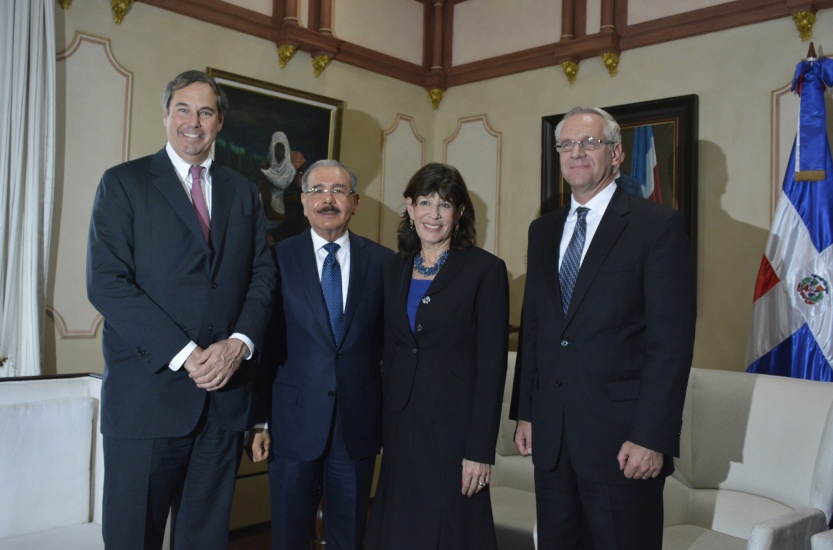 Danilo Medina sostiene reunión de trabajo con Ray W. Washburne, presidente de OPIC
