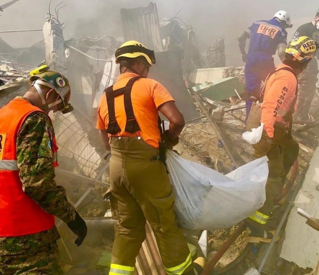 Rescatistas lograron sacar esta noche otro cuerpo de entre los escombros de la explosión 