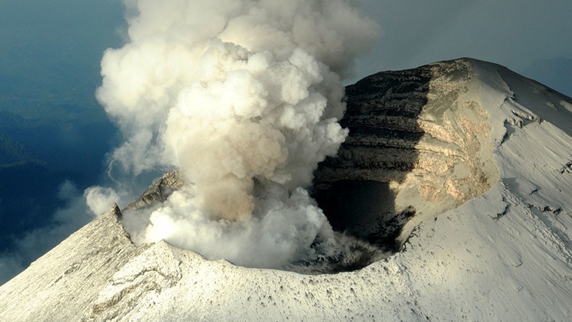 México: El volcán Popocatépetl entra en erupción y emite una fumarola de 2 kilómetros