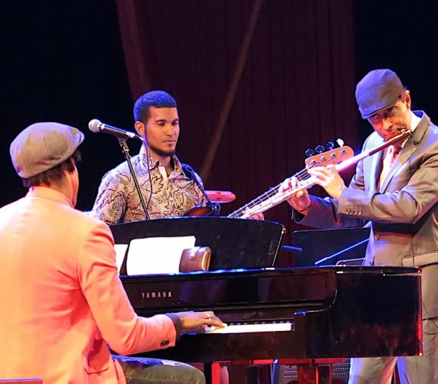 Néstor Torres brilla en espectáculo con estrellas de la flauta en el Teatro Nacional de Cuba