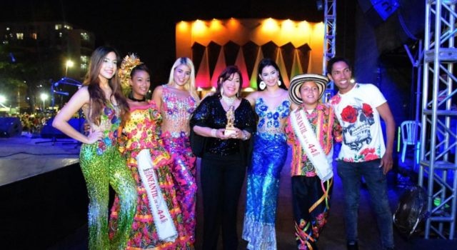 Belkis Concepción recibe el Joselito de Oro  en Carnaval de Colombia 