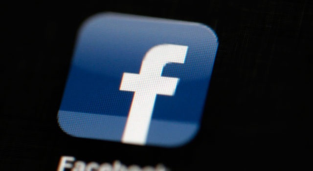 Facebook cumple 15 años rodeada de polémicas pero montada en el dólar