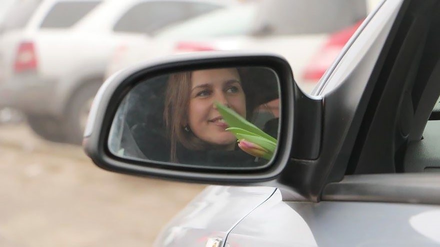 Agentes de la DIGESETT en Sosúa en vez de multas dieron flores a conductores por el Día de la Amistad