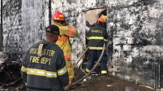 Bomberos logran sofocar incendio tras más de 24 horas en bodega Brugal