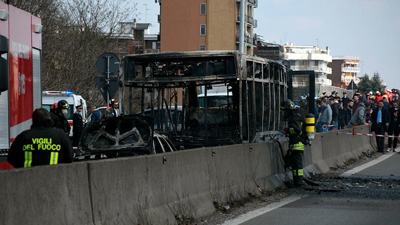 Italia: Secuestra un autobús con 51 estudiantes y le prende fuego 