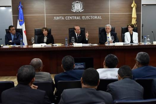 Pleno JCE otorga plazo de 15 días para retirar propaganda electoral en espacios públicos