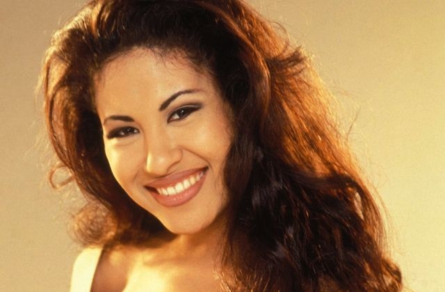 Telemundo recuerda a Selena Quintanilla luciendo un sexy bikini, hoy, cuando habría celebrado su 48 cumpleaños