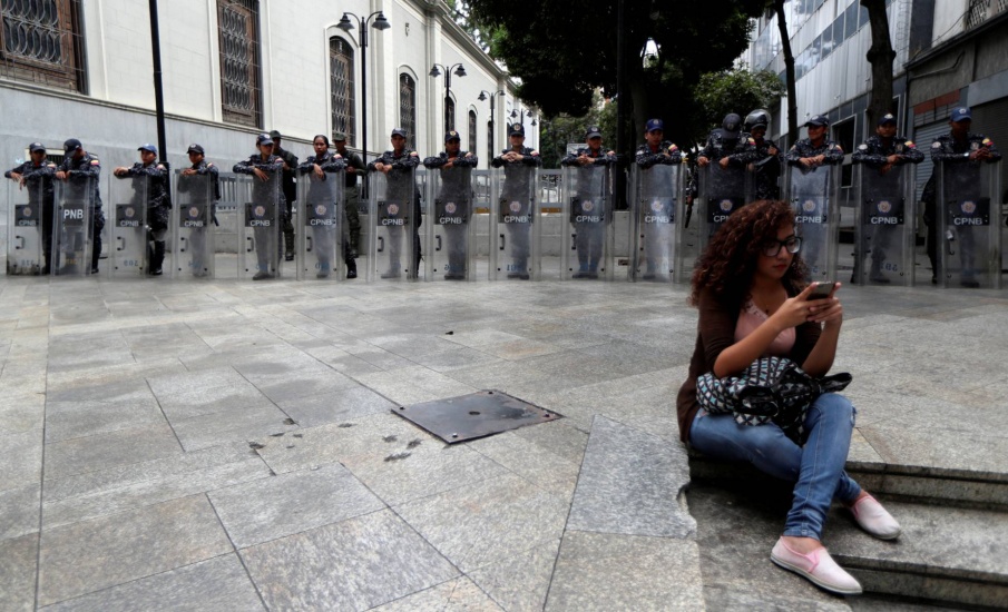 La policía venezolana impide a los diputados el acceso al Parlamento