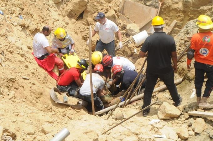 Un muerto, al menos tres desaparecidos y varios heridos tras derrumbe en Santiago