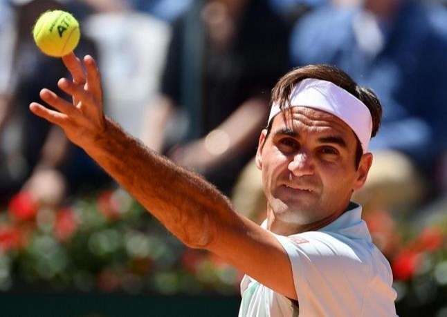 Roger Federer trilla victoria con su saque magistral