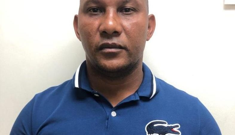 Policía apresa a “Julito Kilo” señalado como jefe de una red de traficantes de droga