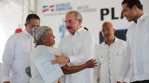 Danilo Medina entrega 1,288 títulos de propiedad definitivos a parceleros de Nagua