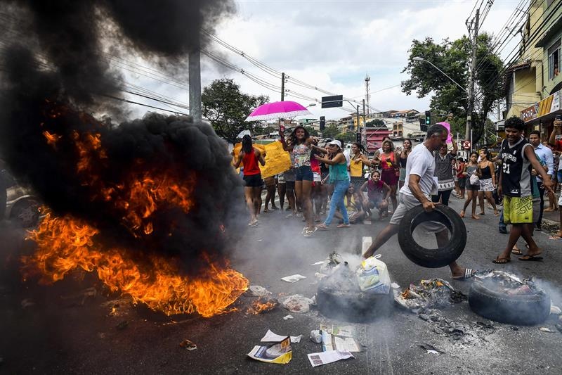 Violentas protestas dejan un militar herido y 12 detenidos  en Esperanza